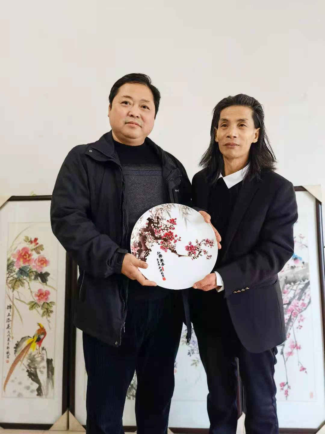 友人收藏邵斌老師紅梅迎春畫作藝術(shù)瓷盤